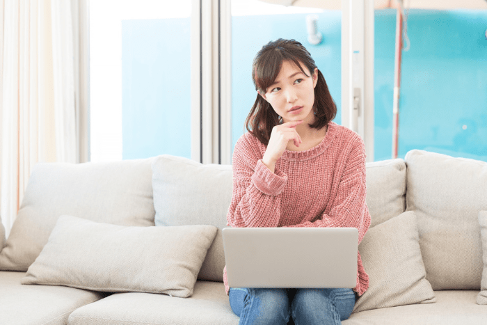 クリティカルシンキングをしている女性