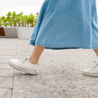 スカートを履いて歩いている足元