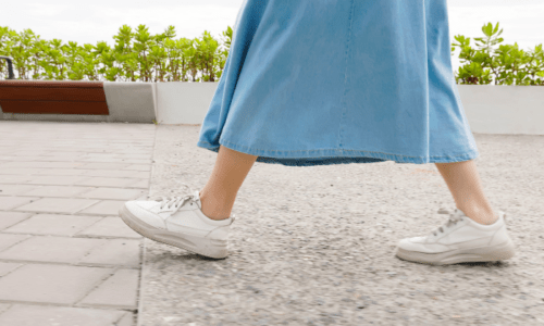スカートを履いて歩いている足元