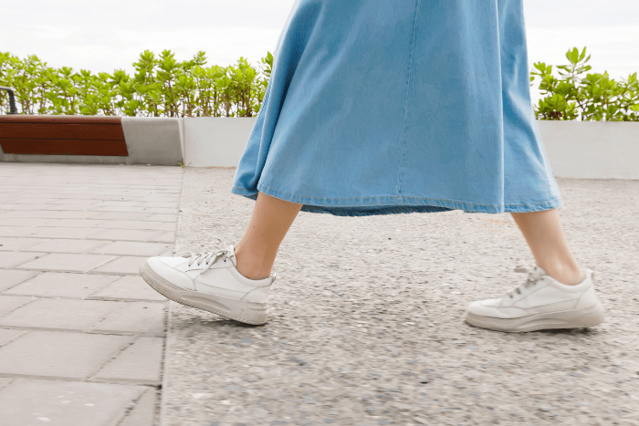 スカートを履いて歩いている足元