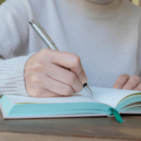 ノートを書いている手元