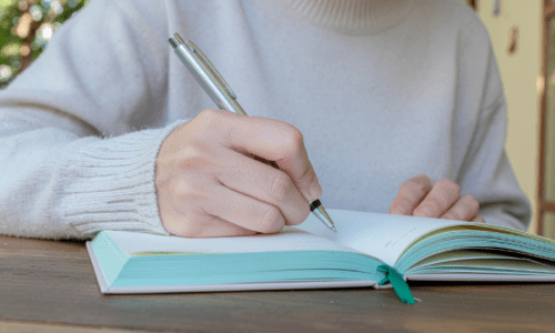 ノートを書いている手元