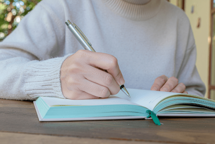 ノートを書いている手元