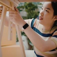 家具を組み立てる若い女性