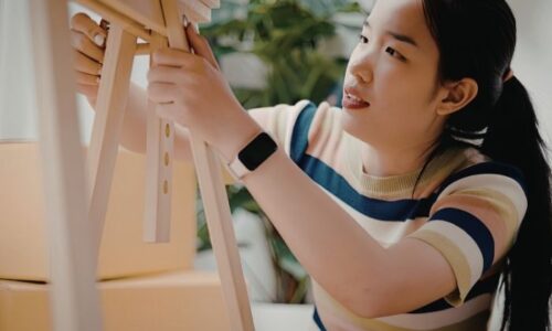 家具を組み立てる若い女性