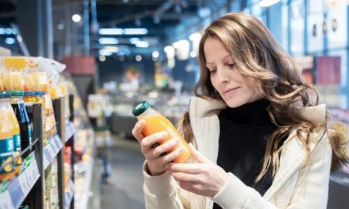 スーパーで食品を選んでいる女性