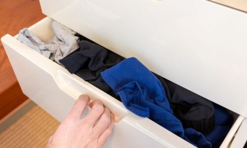 服でいっぱいの引き出し