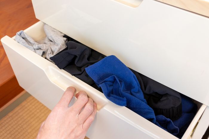 服でいっぱいの引き出し