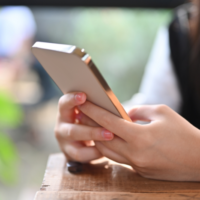 スマホを見ている女性