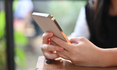 スマホを見ている女性