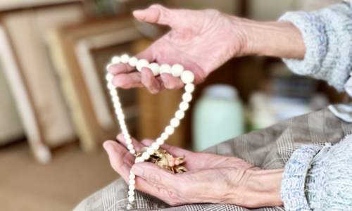 アクセサリーを持つおばあさんの手