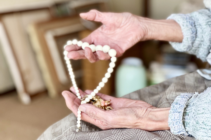 アクセサリーを持つおばあさんの手