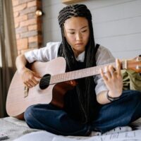 ギターを弾く女性