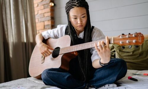 ギターを弾く女性