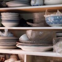 食器がたくさん入った棚