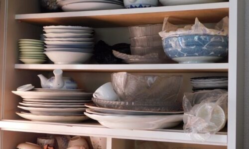食器がたくさん入った棚