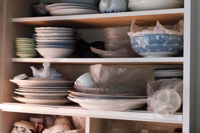 食器がたくさん入った棚