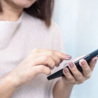 スマホを使っている女性