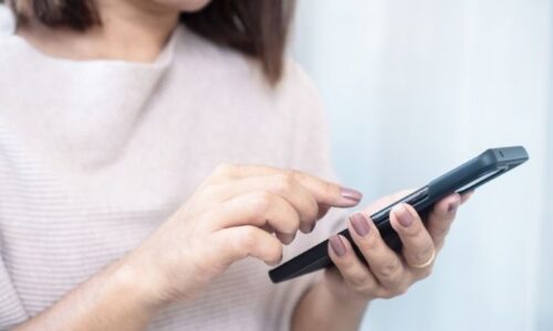 スマホを使っている女性