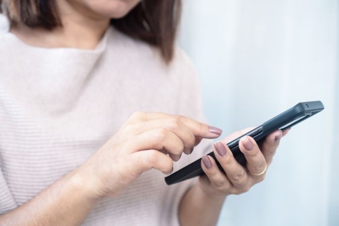 スマホを使っている女性