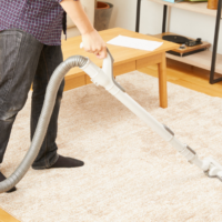 掃除機をかけている人