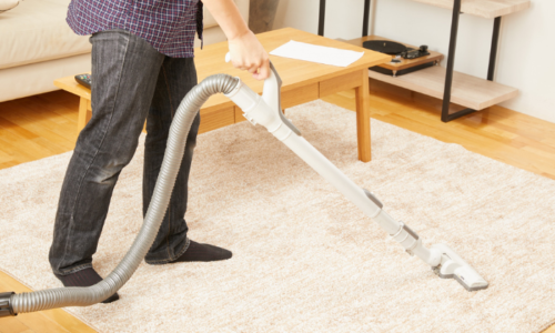 掃除機をかけている人