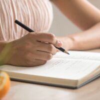 ノートを書いている人