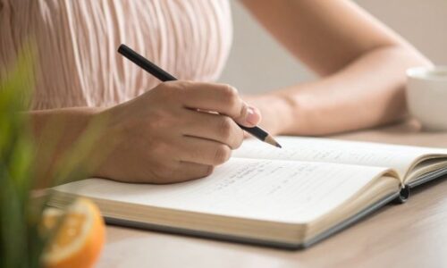 ノートを書いている人