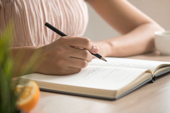 ノートを書いている人