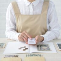 家計簿をつけている女性