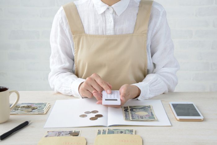 家計簿をつけている女性