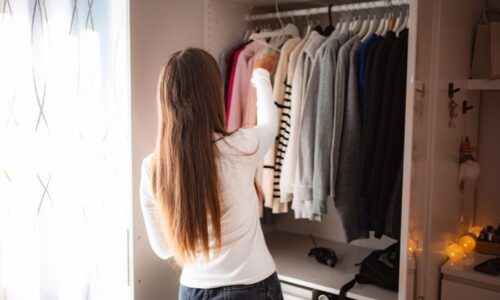 クローゼットの中の服を見直している人