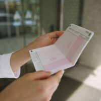 貯金通帳を見ている人