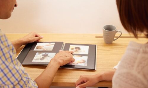 アルバムの写真を見ている人