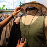 ブティックで服を見ているところ
