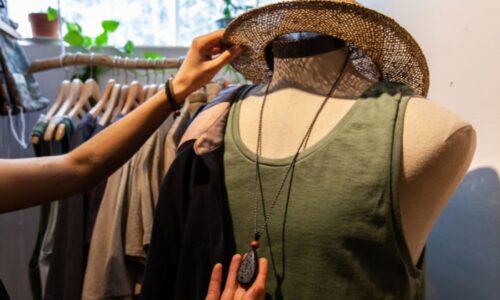 ブティックで服を見ているところ
