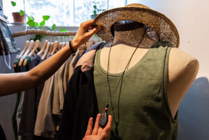 ブティックで服を見ているところ