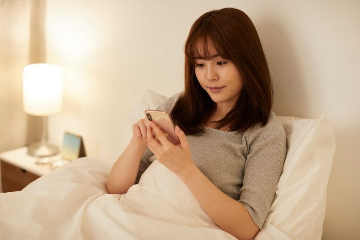 スマホをチェックする若い女性