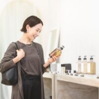 買い物をしている女性