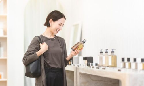 買い物をしている女性