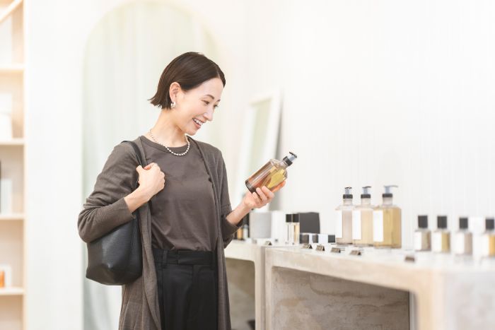 買い物をしている女性