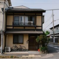 古い二階建ての家