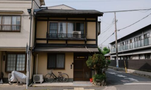 古い二階建ての家