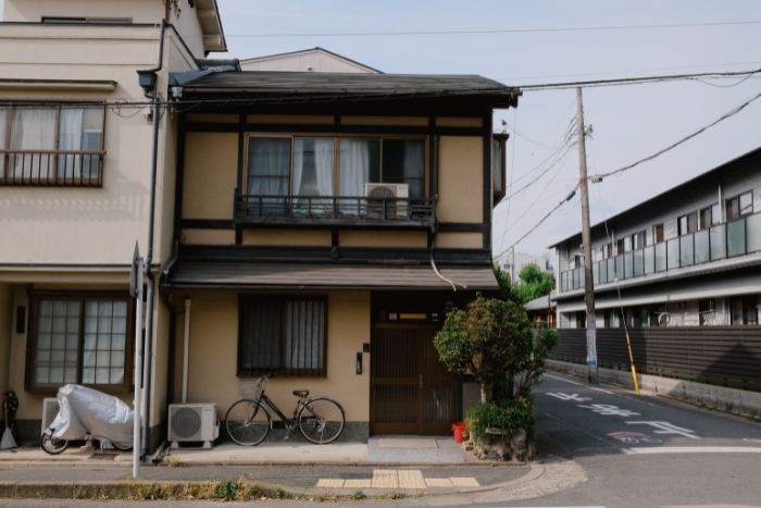 古い二階建ての家
