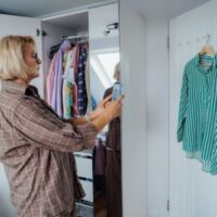 洋服の整理をしている中年の女性