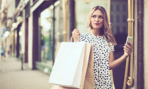 買い物中の女性