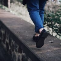 フラットシューズで歩く足元