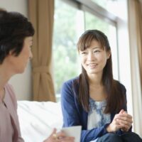 会話をしている女性