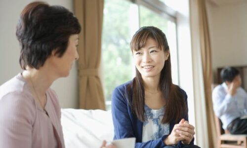会話をしている女性