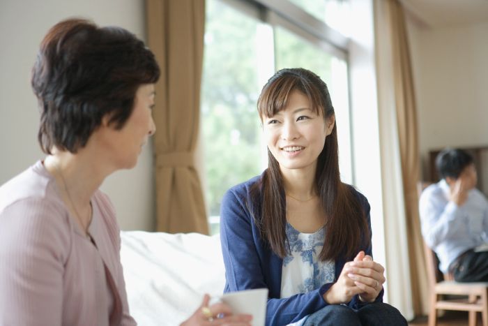 会話をしている女性